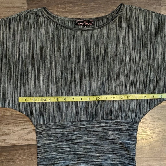 Gray dolman sleeve cropped top Sz M - Picture 3 of 4